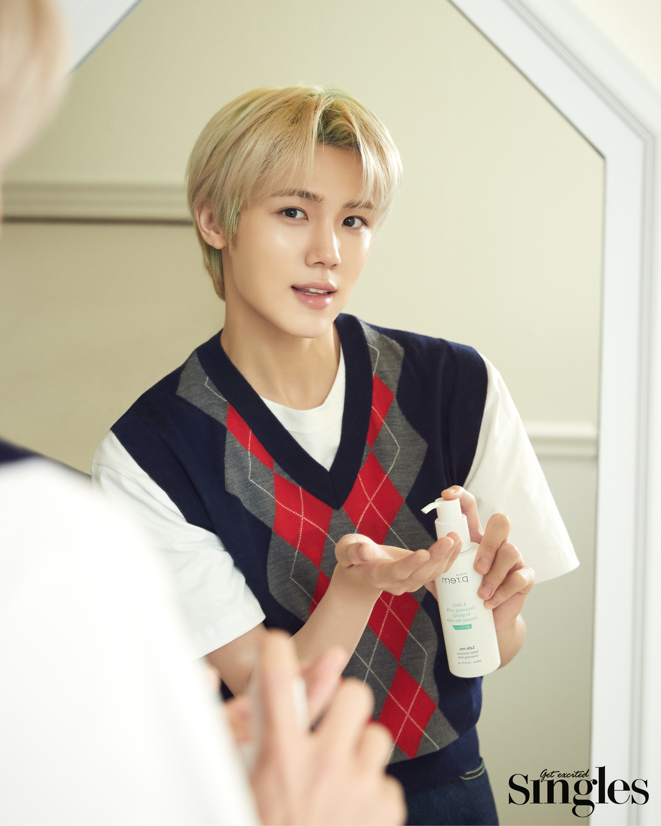 크래비티 성민과 메이크포렘 세이프 미 릴리프 모이스처 클렌징 밀크가 등장한 싱글즈 화보